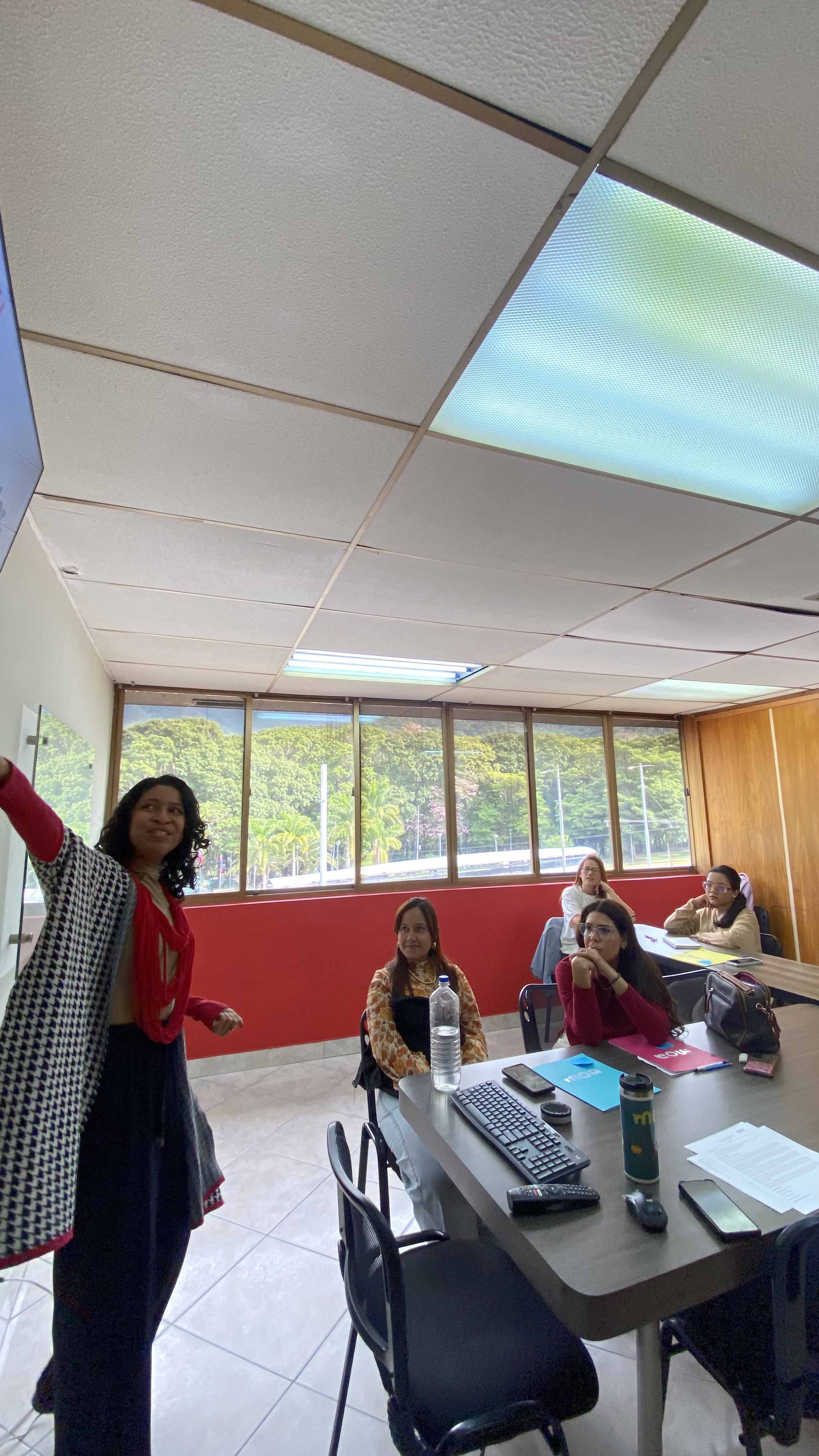 Sesión de MOA Academy con dinámica grupal.